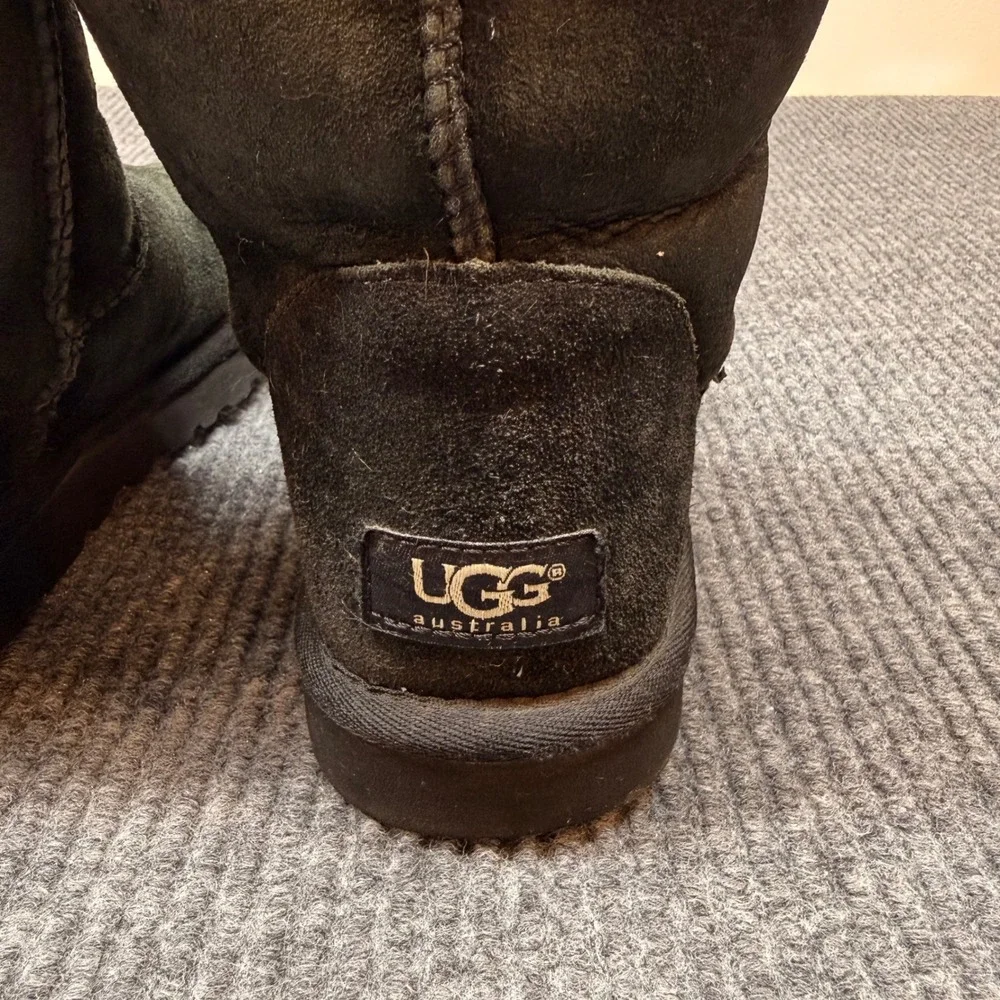 UGG Australia Classic Short Boots Womens Size 8 Black Suede Sheepskin Cozy